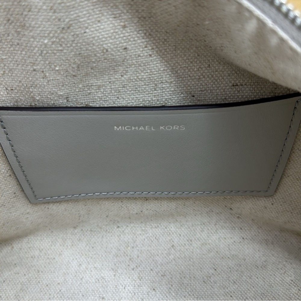 MICHAEL KORS Dakota Md Snake Embossed Leather Pocket Shoulder Bag
ALUMINUM
NWT - Picture 13 of 16